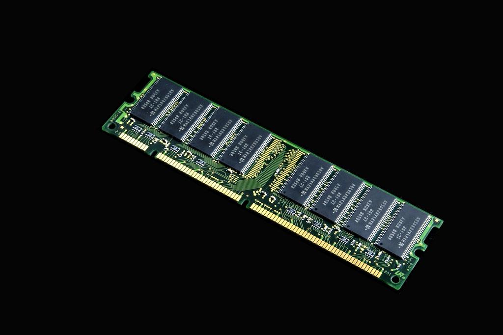DDR5 memory modules with heat spreaders
