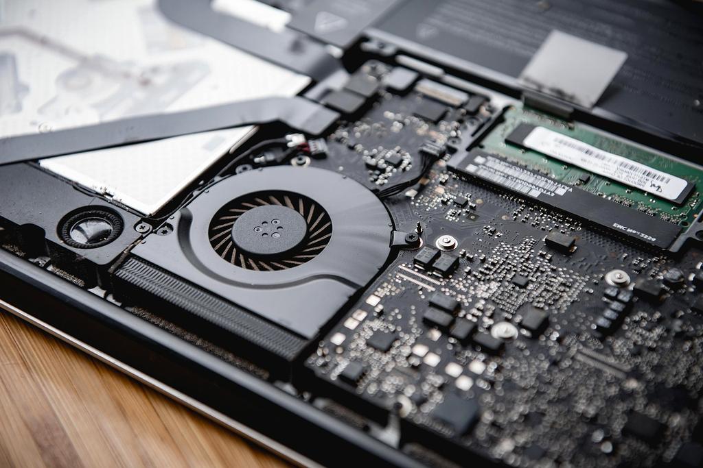 Holographic memory storage device